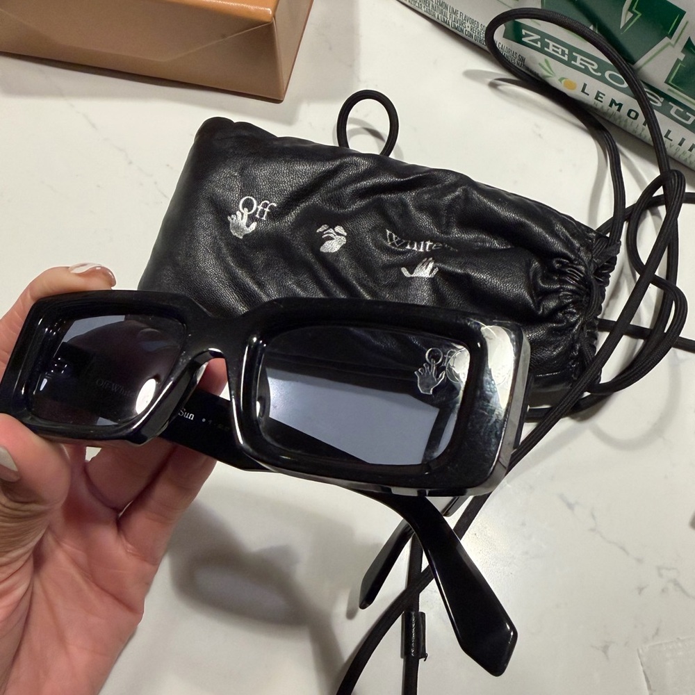 Off-White Black Rectangular Sunglasses With Pouch - image 3